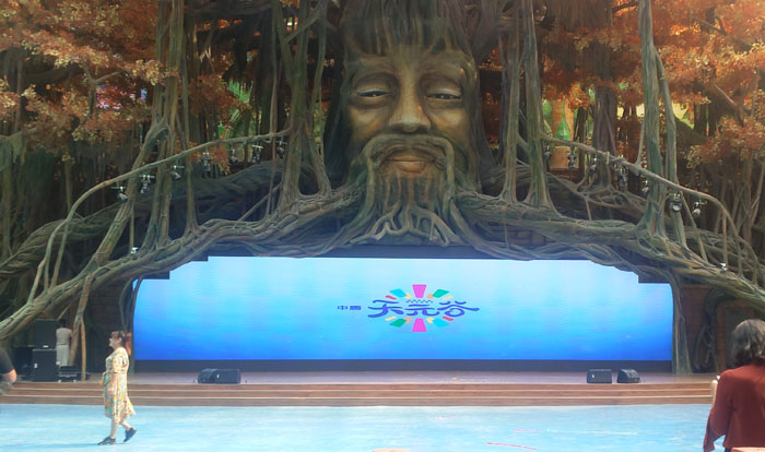 中藝LED顯示屏打造“魔方王國”河北唐山天元谷